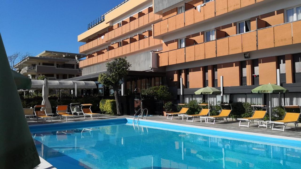 Park Hotel Rimini Bagian luar foto