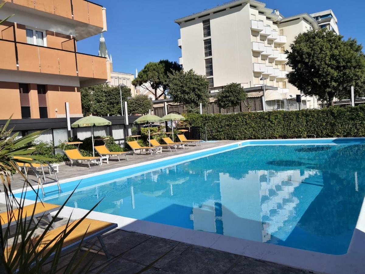 Park Hotel Rimini Bagian luar foto